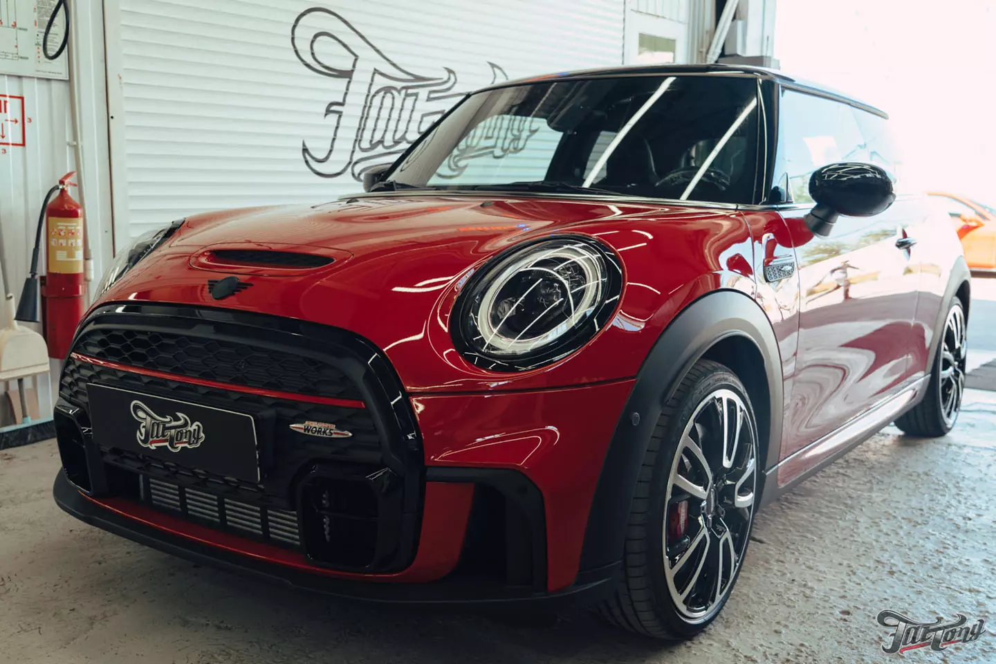 Оклейка Mini John Cooper Works глянцевым полиуретаном, наклейки на кузов, комплексная шумоизоляция, установка новых дисков, керамика дисков и суппортов